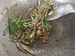 炒小鱼干的做法步骤：5
