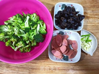 木耳火腿肠炒西兰花的做法步骤：1