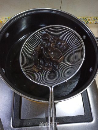 木耳火腿肠炒西兰花的做法步骤：3