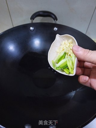 木耳火腿肠炒西兰花的做法步骤：4
