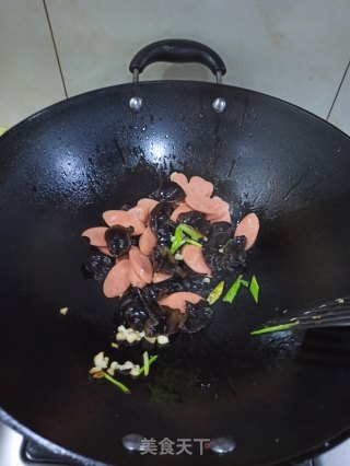 木耳火腿肠炒西兰花的做法步骤：5