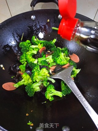 木耳火腿肠炒西兰花的做法步骤：7