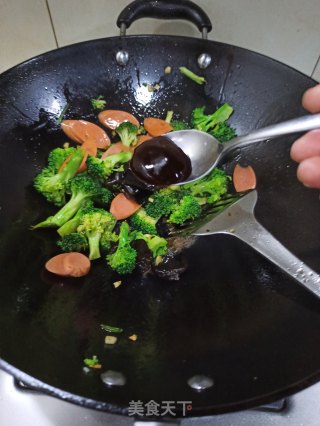 木耳火腿肠炒西兰花的做法步骤：8