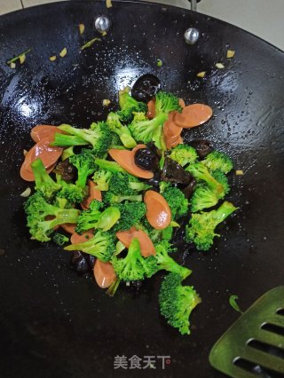 木耳火腿肠炒西兰花的做法步骤：9