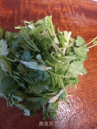 香菜牛肉面的做法步骤：1
