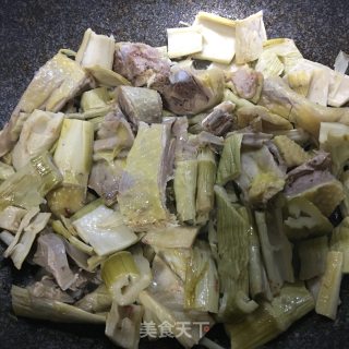 老鸭焖笋的做法步骤：3
