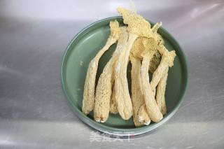 牛尾竹荪汤的做法步骤：2