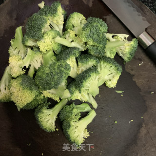 蒜蓉炒西蓝花的做法步骤：1