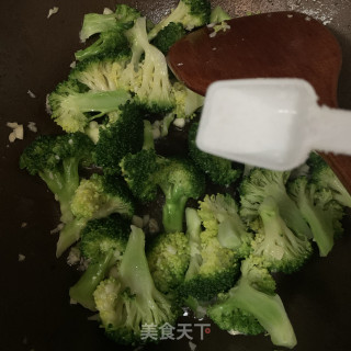 蒜蓉炒西蓝花的做法步骤：6