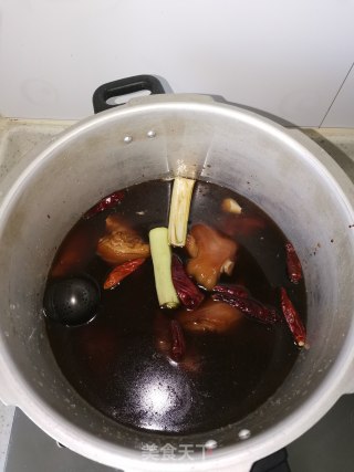 香辣猪蹄卤蛋的做法步骤：5
