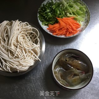 虾仁炒面的做法步骤：1