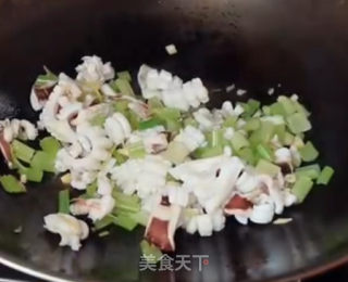 香芹炒鱿的做法步骤：4