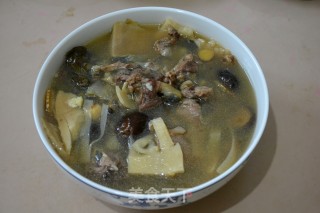 莲子香菇炖甲鱼的做法步骤：1