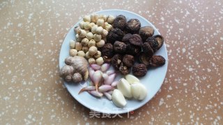 莲子香菇炖甲鱼的做法步骤：2