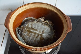 莲子香菇炖甲鱼的做法步骤：7