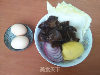 肉卷蛋炒饭的做法步骤：1