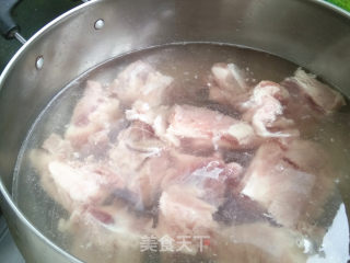 红烧排骨烩冬瓜的做法步骤：1