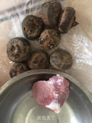 鱼腥草马蹄瘦肉汤的做法步骤：1