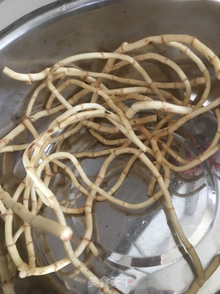 鱼腥草马蹄瘦肉汤的做法步骤：2