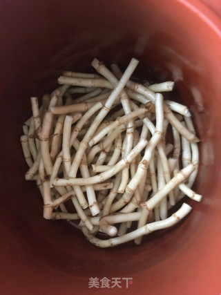 鱼腥草马蹄瘦肉汤的做法步骤：4