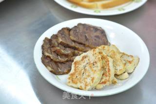 酱牛肉&午餐肉三明治的做法步骤：2