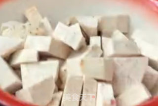 五花肉芋头煲的做法步骤：1
