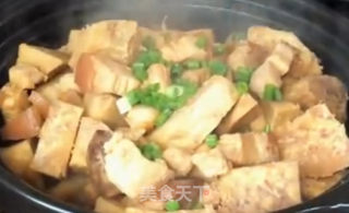 五花肉芋头煲的做法步骤：6
