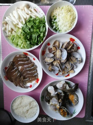 砂锅海鲜粥的做法步骤：1