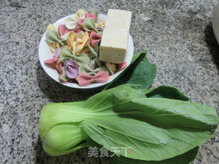 虾糕青菜蝴蝶面的做法步骤：1