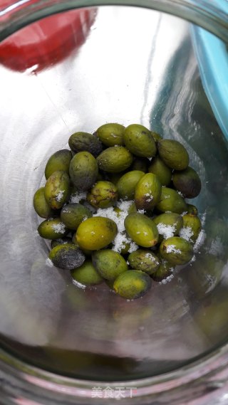 盐腌黄榄的做法步骤：2