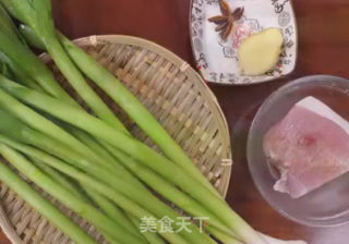 蒜苗肉丝的做法步骤：1