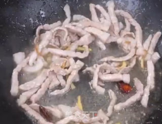 蒜苗肉丝的做法步骤：2