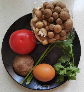 西红柿鸡蛋菌菇汤的做法步骤：1