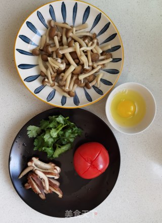 西红柿鸡蛋菌菇汤的做法步骤：2