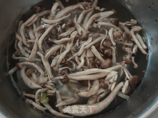 蘑菇炒鸡蛋的做法步骤：1