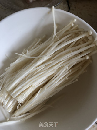 金针菇滑肉汤的做法步骤：1