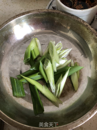 青椒炒肉的做法步骤：2