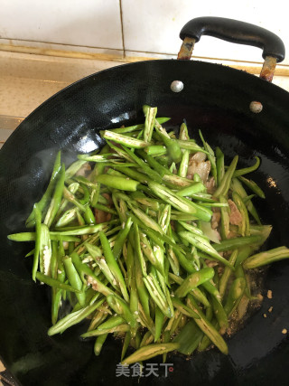青椒炒肉的做法步骤：7