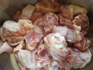 白萝卜红菇鸡腿汤的做法步骤：1