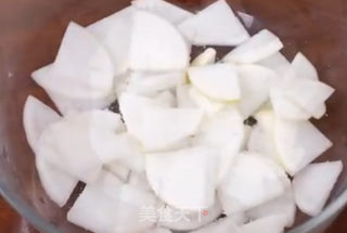 萝卜炒五花肉的做法步骤：1