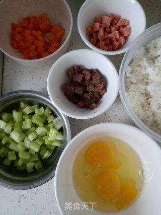 芹菜牛肉炒米饭的做法步骤：1
