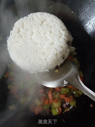 芹菜牛肉炒米饭的做法步骤：6