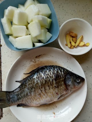 砂锅鲫鱼冬瓜汤的做法步骤：1