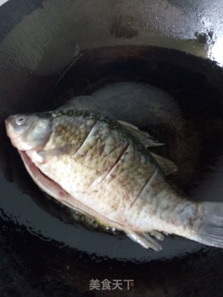 砂锅鲫鱼冬瓜汤的做法步骤：2
