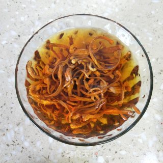 虫草花蒸鸽子肉的做法步骤：2