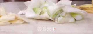 口蘑炒花肉的做法步骤：2