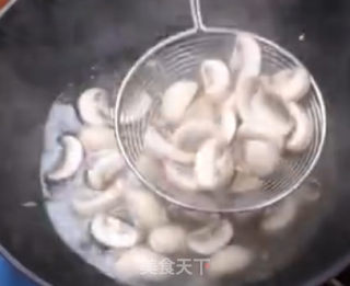 口蘑炒花肉的做法步骤：3