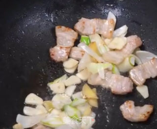 口蘑炒花肉的做法步骤：4