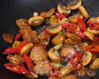 口蘑炒花肉的做法步骤：5