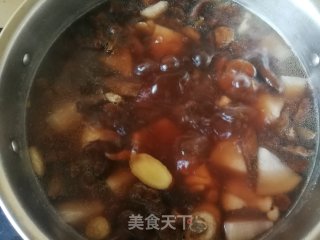 红菇鸡汤车仔面的做法步骤：2